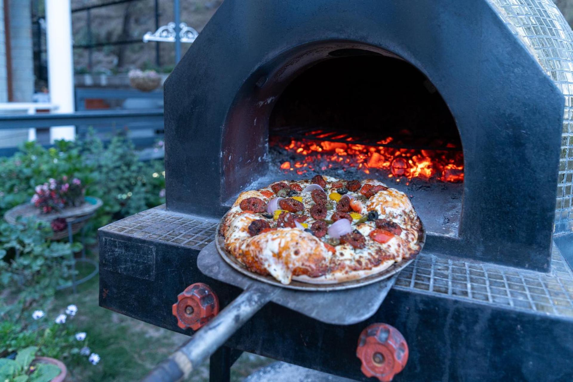 Stayvista At Floradale W Jacuzzi & Wood-Fire Pizza Kasauli Eksteriør billede
