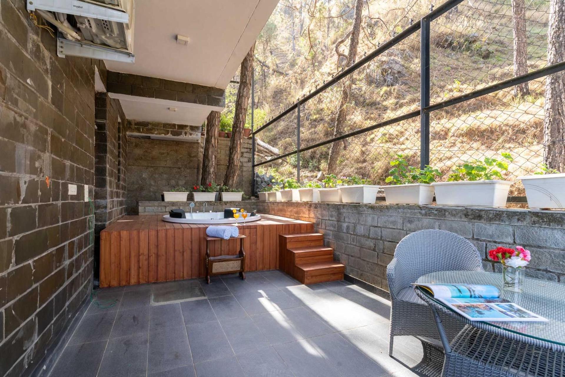 Stayvista At Floradale W Jacuzzi & Wood-Fire Pizza Kasauli Eksteriør billede